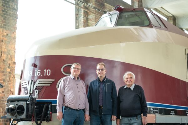 Auf dem Bild zu sehen (v.l.n.r.): Mario Lieb (SVT Görlitz gGmbH), Marek Plochý und Jaromír Kozinka (České dráhy a.s., Centrum historických vozidel)